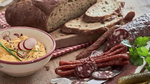 Angerichtete Wurst mit Brot